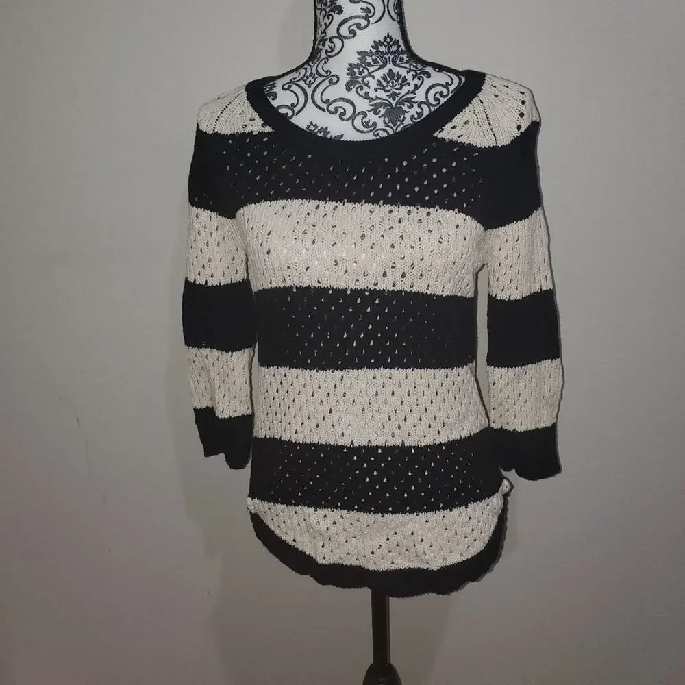 Unionbay juniors medium knit sweater. Sleeves are 3/4 length